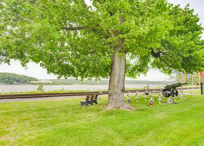 Mississippi River Retreat W/ Views: Walk To Water * Port Byron
