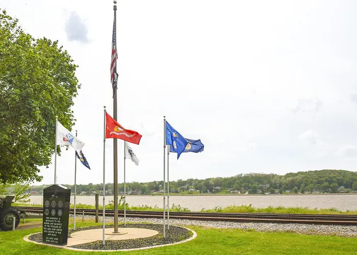 Mississippi River Retreat W/ Views: Walk To Water
